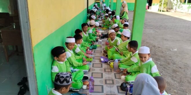 Bangun Karakter Sejak Dini, SDIT Islam Jaya Bangkuang Gelar Makan Bersama Usai Senam Pagi