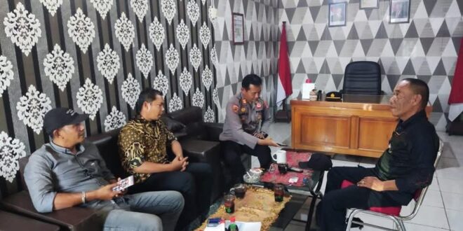 Di Tengah Kepungan Banjir, Kapolsek Karau Kuala Ajak Tokoh Masyarakat Jaga Keamanan Bersama