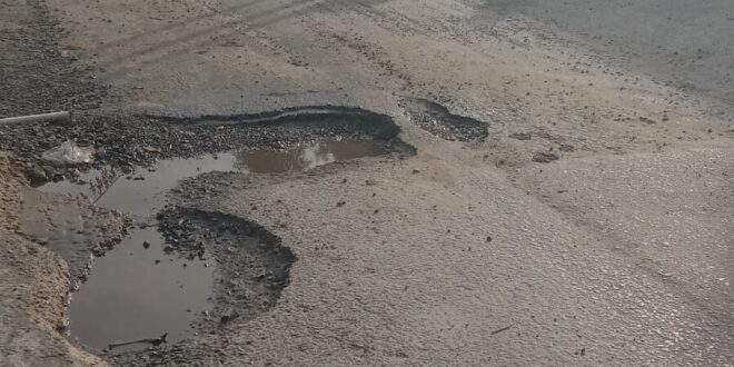 Warga Resah, Jalan Wortel Dipenuhi Lubang Dalam dan Berbahaya