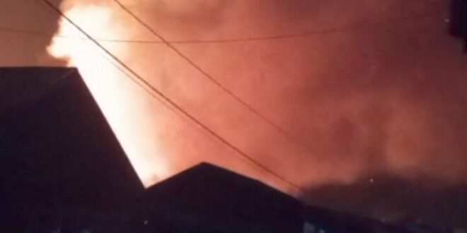 Api Mengamuk di Jantung Pasar Kasongan, Kobaran Membesar Diterpa Angin Kencang