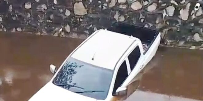 Diduga Rem Blong, Mobil Pikap Terperosok ke Drainase di Palangka Raya