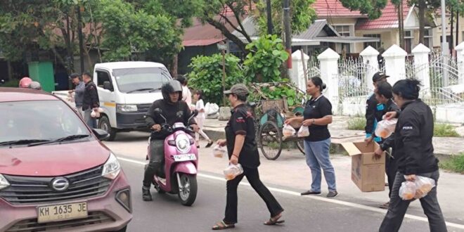 Aksi Nyata Ramadan, IPJI Kalteng dan FKM Bagikan 400 Takjil untuk Warga