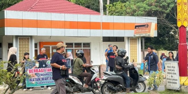 Tebar Kepedulian di Bulan Ramadan, IWO Bartim dan UMKM SEGAH Berbagi Takjil