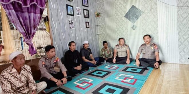 Kapolsek Karau Kuala Silaturahmi dengan Warga Bangkuang, Pererat Sinergi dan Kamtibmas