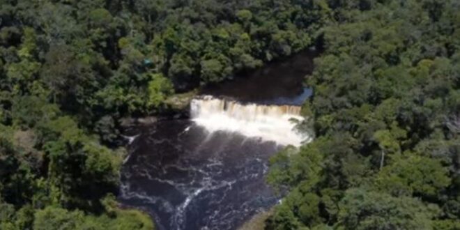 Surga Tersembunyi Air Terjun Belatung di Murung Raya, Pesona “Miniatur Niagara” di Heart of Borneo