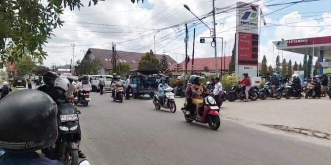 HKT: Sampai Kapan BBM Langka di Palangka Raya? Antrean Kendaraan Terus Mengular