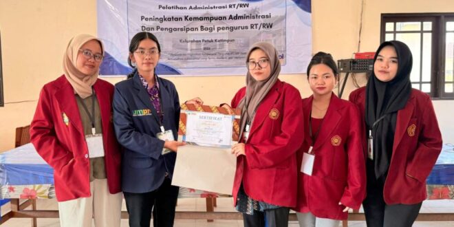 Tingkatkan Tertib Administrasi, Mahasiswa KKN UMPR Bekali Pengurus RT/RW Petuk Katimpun dengan Pelatihan Pengarsipan