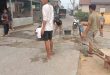 Pemuda Kampung Rawa Bangkuang Gotong Royong Perbaiki Jalan, Kepedulian Kecil untuk Kenyamanan Warga