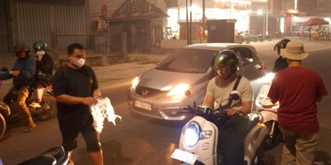 Peduli Dampak Kabut Asap, Anak Panah Ministry Bagikan 1.000 Masker kepada Pengendara di Palangka Raya